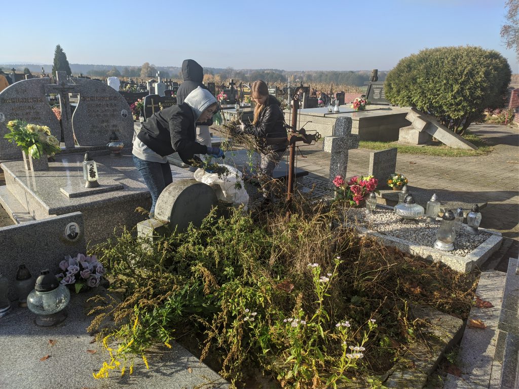 Sprzątanie cmentarza